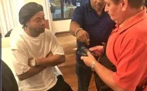 Ronaldinho durante el operativo de la Policía de Paraguay