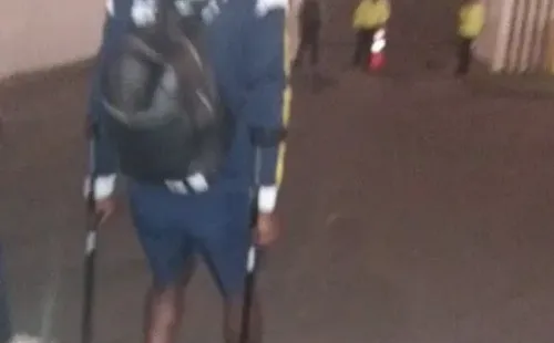 Tuvo que retirarse en muletas por la falta. Foto: Twitter