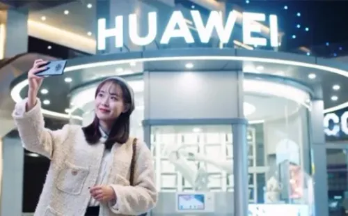 Hasta ahora laa tienda de Huawei atendida por robots ha tenido una buena recepción en Wuhan.