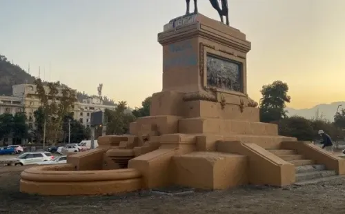 El monumento esta mañana. Foto:Twitter @mariapaz_lopezc