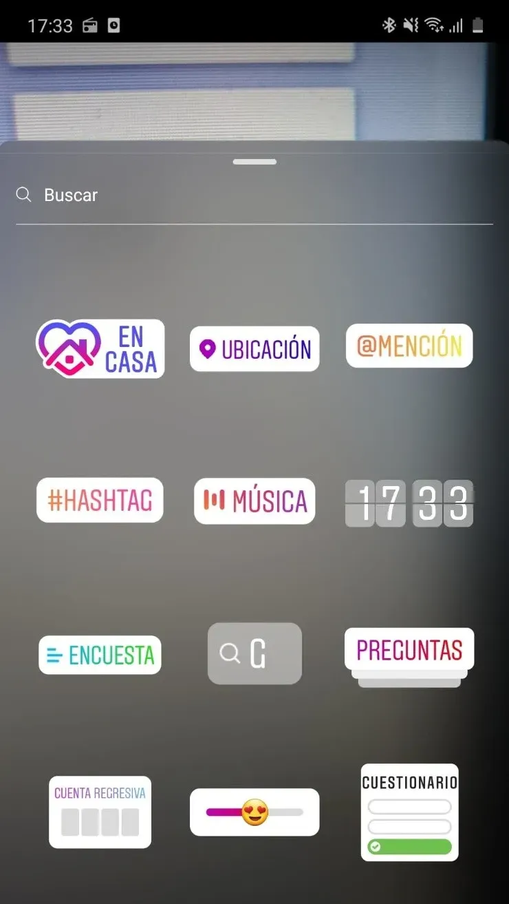 Tras previsualizar la foto o video, puedes agregar el sticker que aparecerá por defecto.