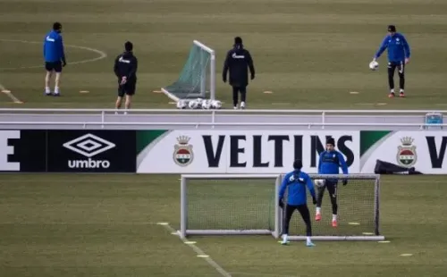 Jugadores del Schalke realizando trabajos con balón (Getty Images).