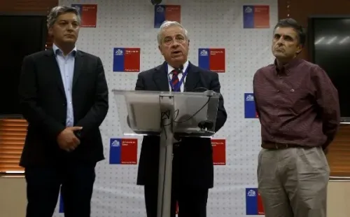 Moreno junto al ministro Mañalich anunciando la suspensión del fútbol chileno. (Agencia Uno)