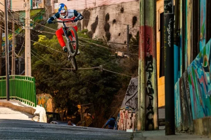 Pedro Burns recorriendo los cerros de Valparaíso para “Sound of Speed”.