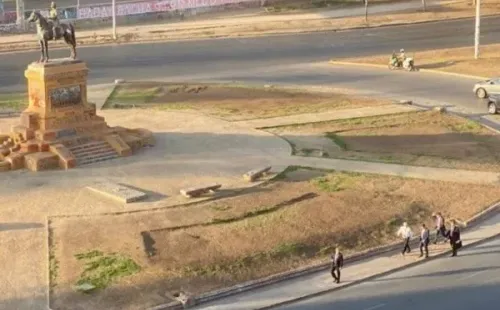 Piñera baja con su comitiva en Plaza Italia.