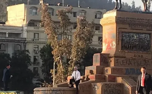 El Presidente Piñera aprovechó de tomarse una foto en Plaza Dignidad.