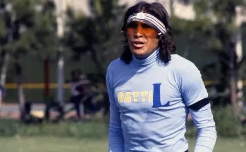 El Loco Gatti con su particular estilo en su época de jugador. (Foto: Getty Images)