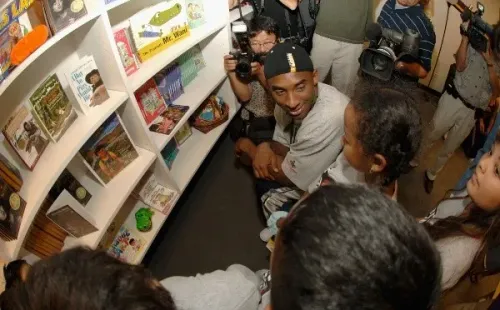 Kobe Bryant en una de sus actividades relacionadas a la lectura. (Foto: Getty Images)