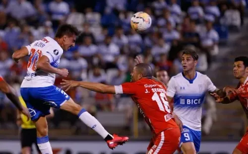 Universidad Católica perdió con Internacional y luego le pasó lo mismo con América de Cali en Santiago. (Foto: Agencia Uno)