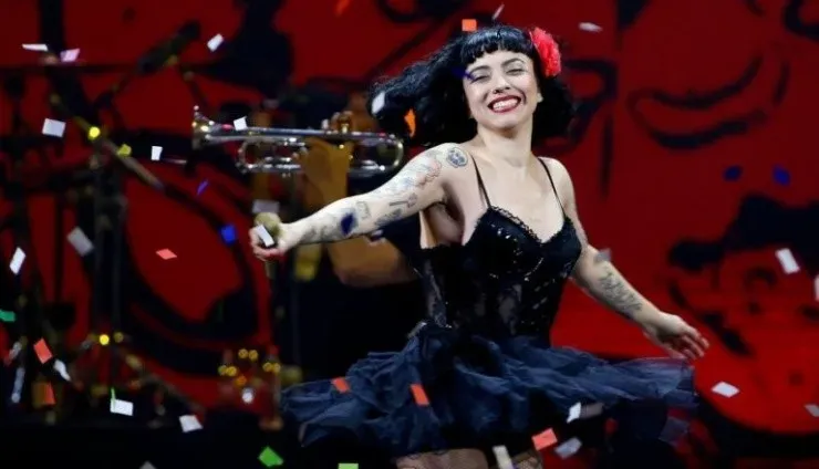 Mon Laferte durante una presentación en vivo, el que repetirá pero desde su casa para todos sus fans. (Foto: Agencia Uno).