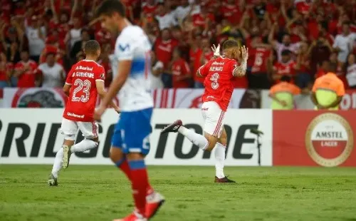 Paolo Guerrero le marcó a la UC por Copa Libertadores. (Foto: Getty Images)