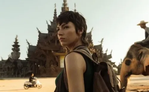 Tokio aparte de se la voz en off también es la causante de los principales problemas en la historia.