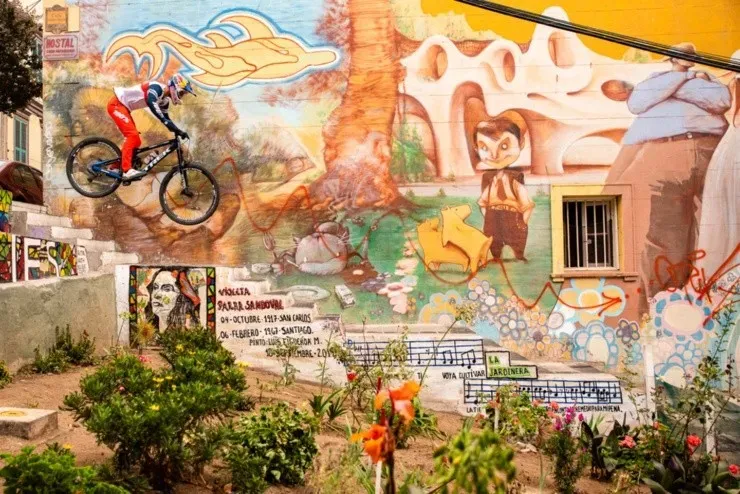 Pedro Burns en acción, bajando por los cerros de Valparaíso para Sound of Speed. (Foto: Red Bull).