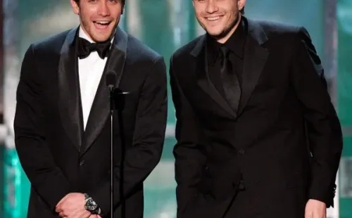 Jake Gyllenhaal y Heath Ledger se pasearon campantes durante la temporada de premios de la época.