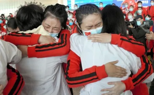 Sin embargo, otros no ocultaron sus ganas de volver a abrazar a sus amigos tras casi 4 meses de confinamiento. (Foto: Getty Images).