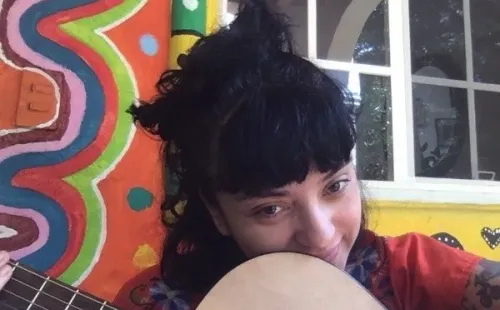 Mon Laferte se preparó para salir al aire desde su casa en México.