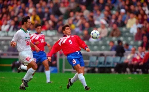 Marcelo Vega con la 9 que siempre usaba Zamorano en un partido ante Irán. (Foto: Getty Images)