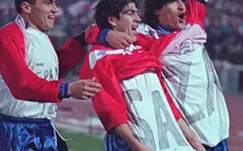 Vega con una camiseta que decía “Grande Toby” cuando Salas y Zamorano mostraron las “Sa-Za”.