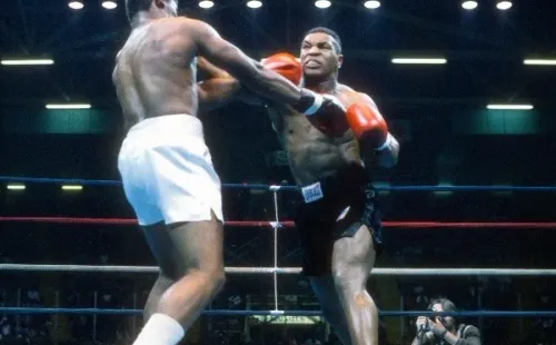 Mike Tyson en acción ante James Tillis. (Foto: Getty Images)
