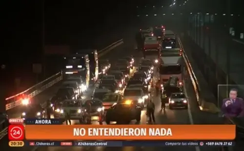 Este fue el texto en pantalla que mostró 24 Horas durante la cobertura de la congestión en la Salida Sur de Santiago. (Foto: Captura 24 Horas TVN).