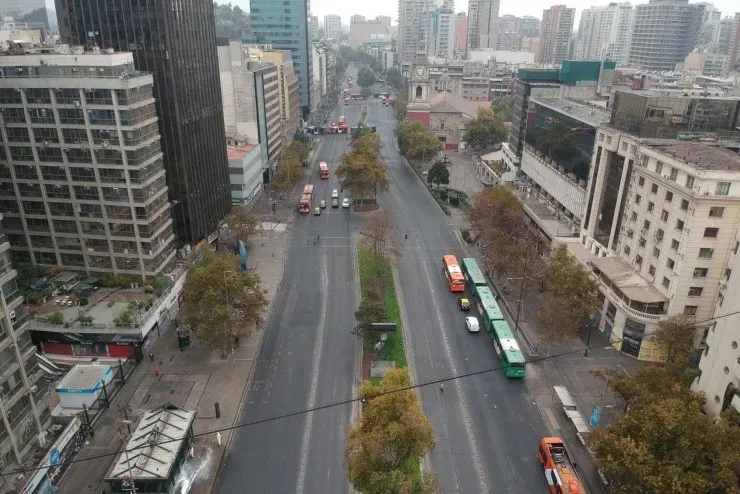 Se estimó en más de dos millones de personas, solo en Santiago, que estuvieron en cuarentena total al menos hasta este domingo 12 de abril. (Foto: Getty Images).