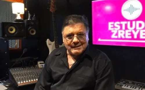 Zalo Reyes en el estudio de grabación con el que trata de mantenerse activo en la música