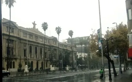 La lluvia se tomó las calles medio vacías de Santiago.