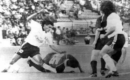 El momento de la grave lesión del Diablo Etcheverry en el Superclásico de noviembre de 1993.