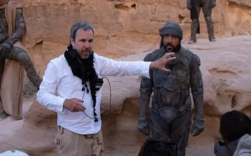 El director Denis Villeneuve junto a Javier Bardem en el set de “Dune”.