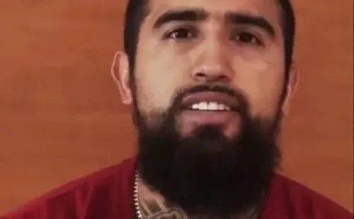 Arturo Vidal con el pelo largo
