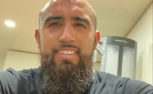 Arturo Vidal con el pelo corto