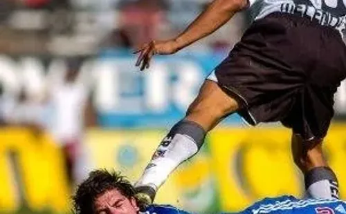 La imagen de Kalule “pisando” a Marcelo Salas.
