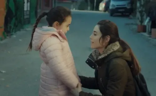 “Madre”, la ficción que eliminó Mega, está protagonizada porCansu Dere yBeren Gökyıldız.