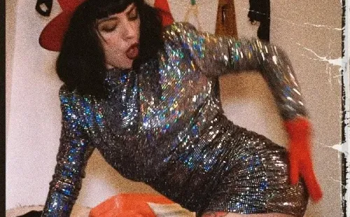 “Hoy me haré el amor” canta Mon Laferte en la canción que eleva el coro: #MeSientoBiutiful��.