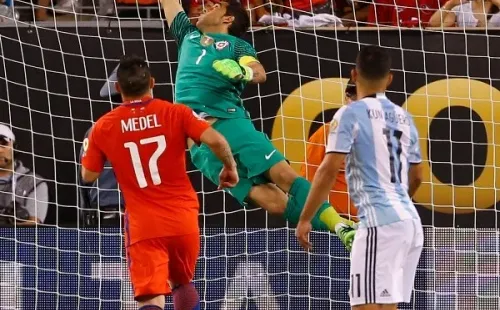 La ya mítica tapada de Claudio Bravo en la Copa América Centenario. (Foto: Getty Images)