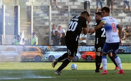 Los fuegos detonados en los pies de Nicolás Blandi obligaron a suspender un clásico entre Colo Colo y la UC que ya venía transitando por la cuerda floja por una invasión de personas que sobrepasaron la seguridad.