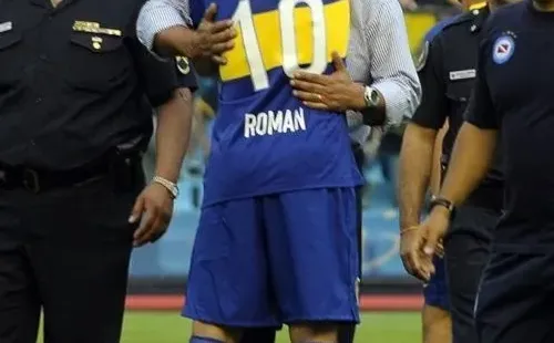 Román abraza a Borghi en Boca Juniors.
