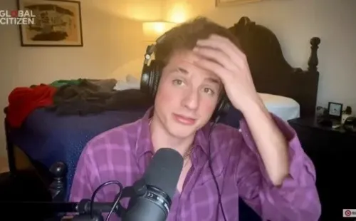 Una de las intervenciones de Charlie Puth y su cama en el “One World: Together at Home”.