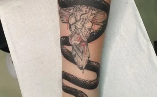Así quedó el brazo de Ignacia Michelson al taparse el nombre de Sargento Rap. Foto: Instagram