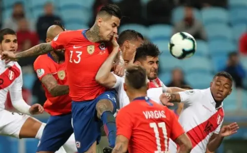 Érick Pulgar disputando una pelota en la Copa América.