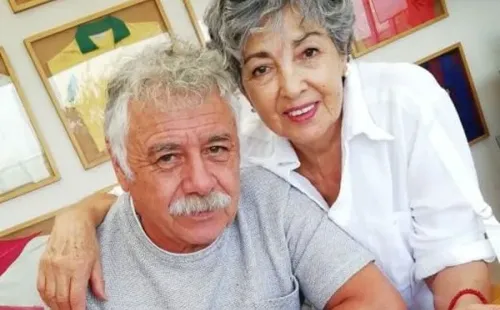 Caszely junto a su esposa pasando la cuarentena en su hogar. (FOTO: La Tercera)