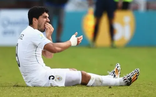 Suárez fue sancionado con cuatro meses sin jugar por la mordida