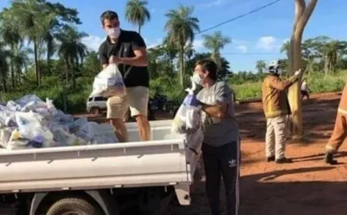El profesor Costas entregando ayuda en poblaciones de Paraguay.