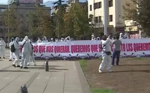 Varios protestantes desplegaron este cartel en la cuirosa manifestación.