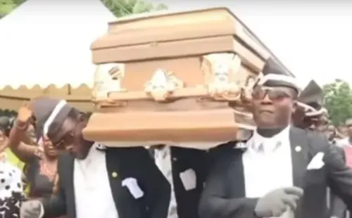 Estos populares ghaneses se hicieron virales con la ceremonia de funeral que realizan en su país.