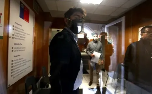 Gamadiel García presentando este mediodía los antecedentes de Colo Colo en la Inspección del Trabajo.