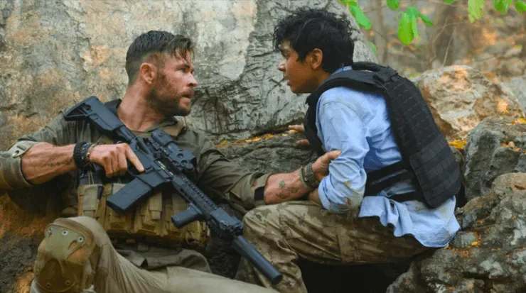 “Tyler Rake” (Chris Hemsworth) y “Ovi” (Rudhraksh Jaiswal) intentan escapar en un momento de “Misión de Rescate”.