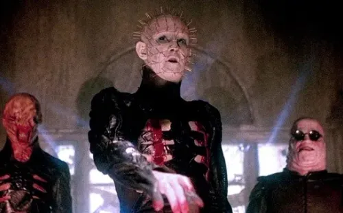 “Pinhead” y dos de sus secuaces conocidos como cenobitas, en “Hellraiser”.