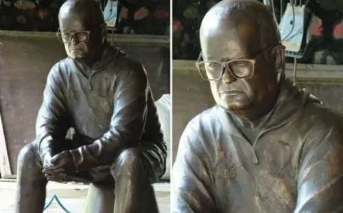 La estatua en honor al rosarino. (FOTO: @FutbolistasAXEM)