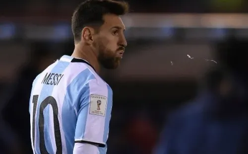 Escupir en la cancha es una de las prácticas más comunes en los futbolistas